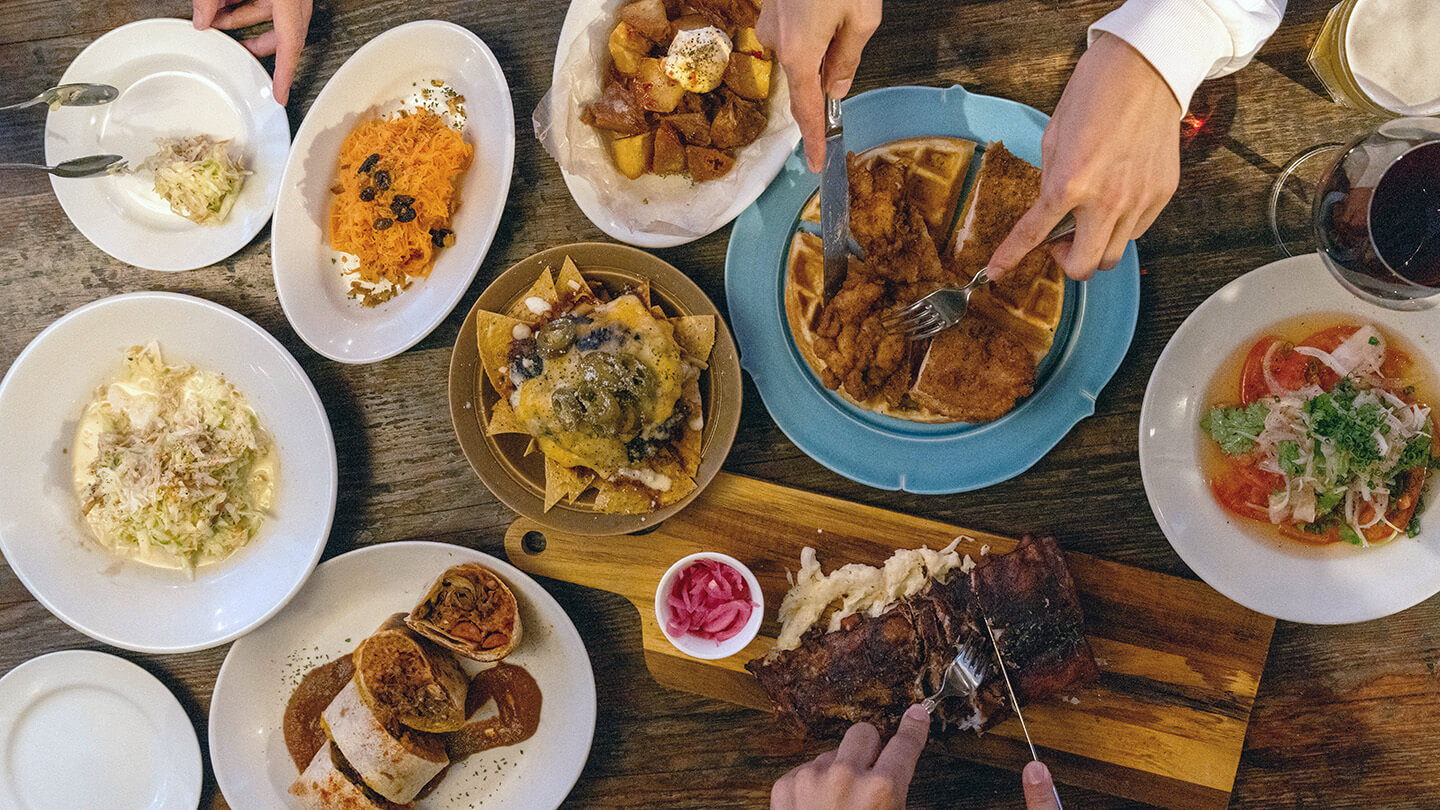 DIG INのパーティープランで料理を囲む様子