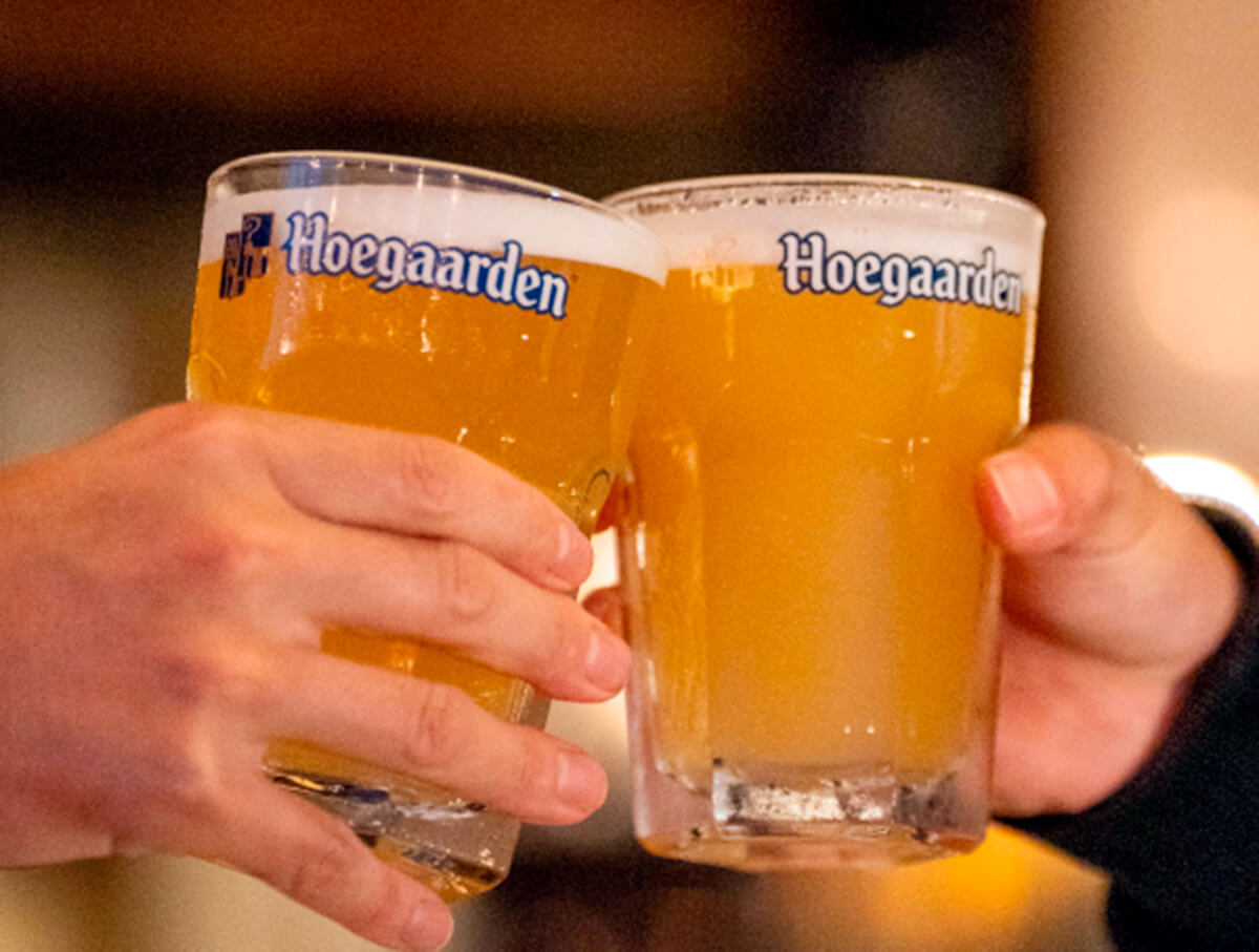 乾杯シーンの写真